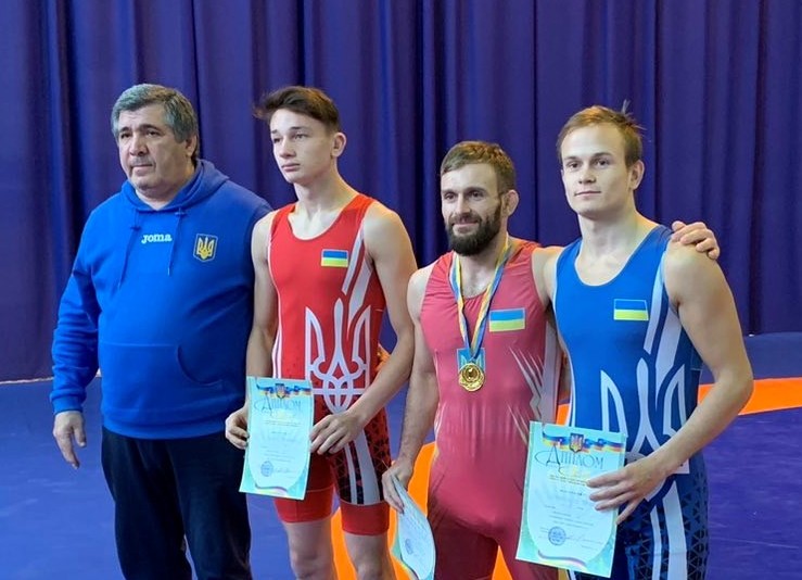 Віктор Блоха (другий зліва) - срібний призер чемпіонату України